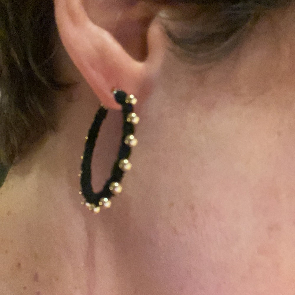 Black and gold colored hoop earrings - Picture 4 of 5